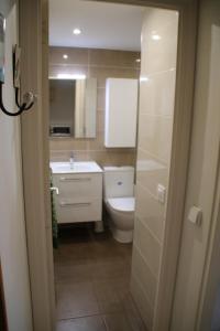 A bathroom at Centre Empuriabrava plage Még 37 kép