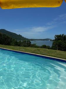 Piscina de la sau aproape de Pousada Águas de Ibiraquera Suíte Luz