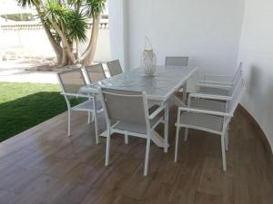 エル・パルマルにあるCasa Albahacaの白いテーブルと椅子、テーブルと椅子