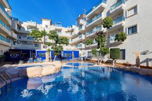 The swimming pool at or close to Apartment Eva Cabo Roig