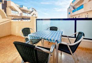 カボ・ロイグにあるApartment Eva Cabo Roigの建物のバルコニーにテーブルと椅子