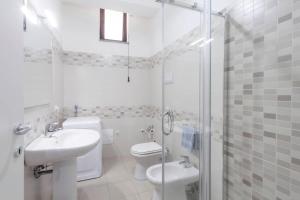 a bathroom with a toilet and a sink and a shower at Apartments d'Orlando - 2 bedrooms apartment with garden in Capo dʼOrlando