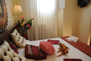 Postel nebo postele na pokoji v ubytování Hotel California