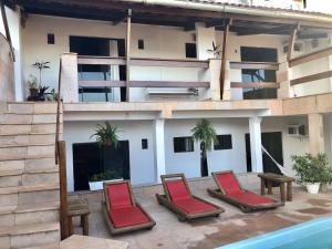 un grupo de sillas en un patio junto a un edificio en Villa Domenico, en Salvador