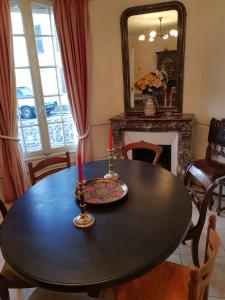 tavolo da pranzo con due candele sopra di La Falaise a Saint-Valéry-sur-Somme Altre 25 foto