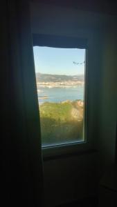 una finestra in una camera con vista sull'oceano di Casa "L'Alloria" a Fezzano