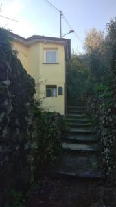 una scala che porta a una casa con un edificio di Casa "L'Alloria" a Fezzano