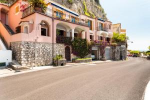budynek z kwiatami po stronie ulicy w obiekcie Casa Annalu w mieście Positano