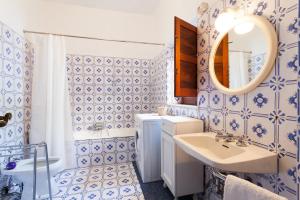 niebiesko-biała łazienka z umywalką i lustrem w obiekcie Casa Annalu w mieście Positano +13 zdjęć