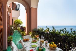 stół na balkonie z widokiem na ocean w obiekcie Casa Annalu w mieście Positano