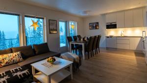 ein Wohnzimmer mit Sofa und Tisch in der Unterkunft Parkstigens Lägenheter in Funäsdalen