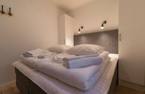 Una cama o camas en una habitación de Parkstigens Lägenheter