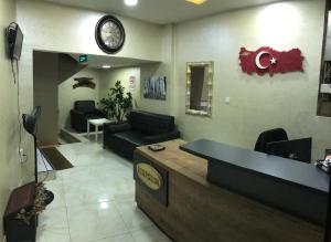 ブルサにあるSaray OTEL PANSİYONの受付と待合室のあるロビー +14枚の写真