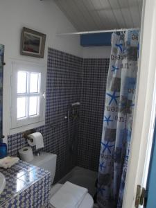 Bilik mandi di Le Buzet Bleu Bed & Breakfast