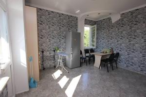 cocina y comedor con pared de ladrillo en Rustaveli 106, en Kutaisi