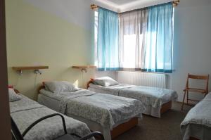 Ліжко або ліжка в номері Hostel Tolek