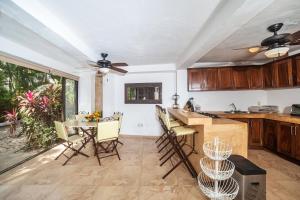 uma cozinha e sala de jantar com mesa e cadeiras em Casa Silvana - Villas del Palmar em Sayulita