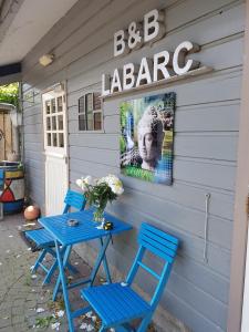 einem blauen Tisch und Stühlen vor einem Gebäude in der Unterkunft B&B Labarc in Rockanje