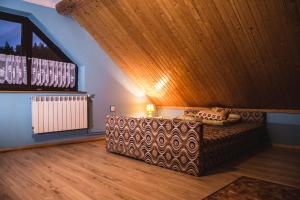 Zimmer mit Sofa und Holzdecke in der Unterkunft Agroturystyka uDuraja in Kiczora