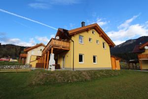 una casa con un balcón en el lateral. en Chalet Underhill, en Kötschach-Mauthen