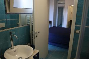 A bathroom at L'Arazzo