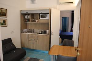 a small kitchen with a couch and a table in a room at L'Arazzo in San Benedetto del Tronto
