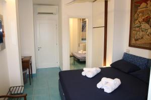 a bedroom with a bed with towels on it at L'Arazzo in San Benedetto del Tronto