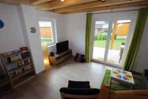 Televízia a/alebo spoločenská miestnosť v ubytovaní Chalet Underhill
