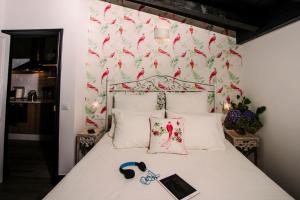 sypialnia z łóżkiem i tapetą w kwiaty w obiekcie Casa Calma Rural w mieście Taramundi