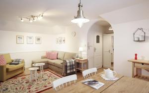 Posedenie v ubytovaní ZAKOHOME- Apartament Skocznia + 9 fotografií