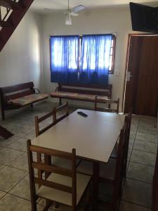 ein Wohnzimmer mit Tisch und Stühlen und einer Couch in der Unterkunft Residencial Albatroz in Caraguatatuba + 18 Fotos