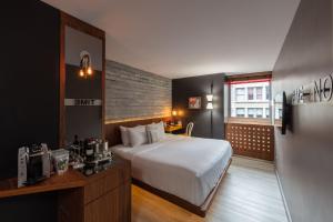 Säng eller sängar i ett rum på Hotel Henri NY