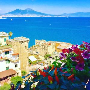 vista su una città e sull'oceano di Casa Annamaria a Napoli