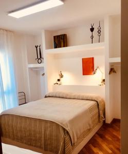 um quarto com uma cama grande num quarto em Camere Delle Rose em Milão