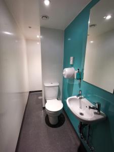 Łazienka z białą toaletą i umywalką w obiekcie YHA London Earl's Court w Londynie