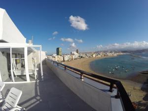 einen Balkon mit Blick auf den Strand und das Meer in der Unterkunft Apartamentos Juan Pérez- Viviendas Vacacionales in Las Palmas de Gran Canaria