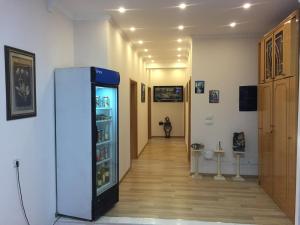 - un couloir avec un réfrigérateur dans la chambre dans l'établissement Guesthouse Arben Elezi, à Berat