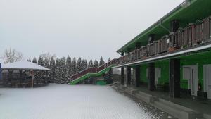 cortile coperto dalla neve di un edificio con cortile coperto dalla neve di Apartman Taktik a Veľký Meder