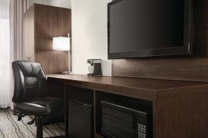 TV a/nebo společenská místnost v ubytování Days Inn by Wyndham Kingston