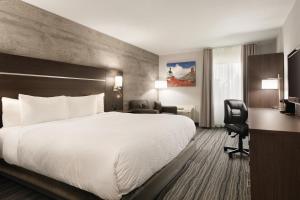 Postel nebo postele na pokoji v ubytování Days Inn by Wyndham Kingston