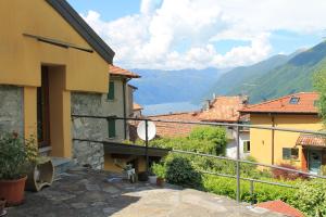 una vista desde el balcón de una casa en Casa delle Rose, en Faggeto Lario 