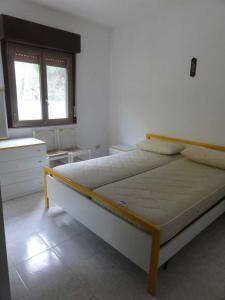 a bedroom with a large bed in a room at Acqualadroni Affitti in Aquarone