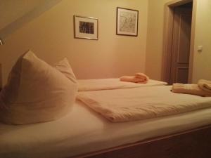 Postel nebo postele na pokoji v ubytování Kurparkstübl Bad Schandau