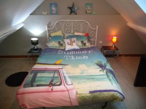 une chambre avec un lit avec une voiture dessus dans l'établissement Jolie maison avec jardin clos - Fontainebleau Héricy, 35 min Paris, à Héricy