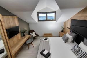 TV a/nebo společenská místnost v ubytování Azur + 37 fotografií