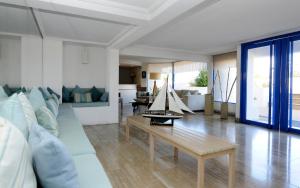Ruang duduk di MR Mar Suites (ex Neruda Mar Suites)