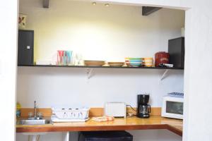 Kitchen o kitchenette sa Villa Bougainvillea Aruba Rumba Suite