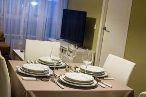 una mesa con platos y copas de vino. en Apartamento céntrico y tranquilo en Santiago de Compostela, en Santiago de Compostela