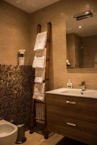 a bathroom with a sink and a toilet and a mirror at Apartamento céntrico y tranquilo en Santiago de Compostela in Santiago de Compostela