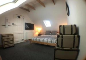 1 dormitorio con 1 cama y TV en una habitación en Ayrshire Holiday Cottage en Girvan